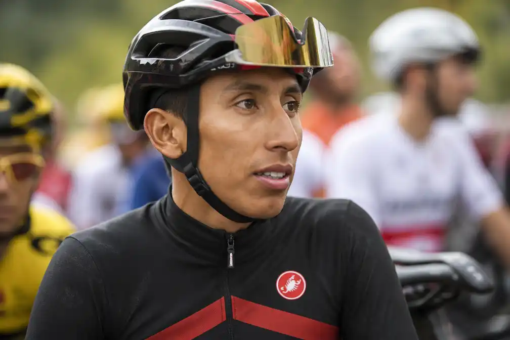 Egan Bernal wil volgend seizoen koersen ondanks geruchten over afscheid
