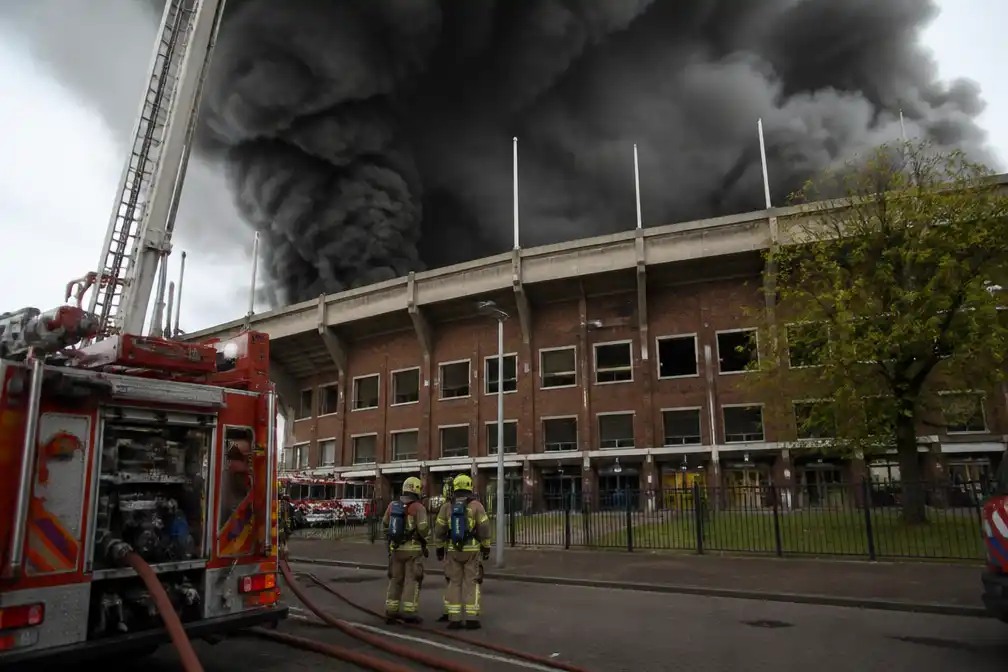 Brand in kruipruimte Olympisch Stadion veroorzaakt donkere rook en chemische geur