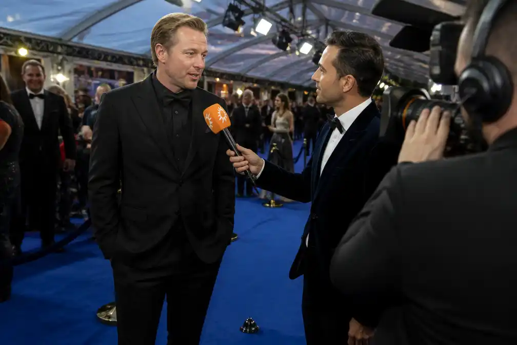 Pieter Valley laat buttplug vallen op blauwe loper van Televizier-Ring Gala
