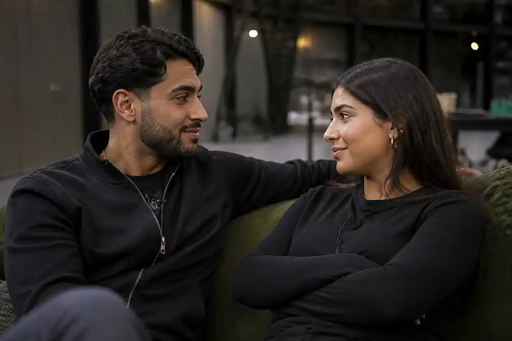Can en Fatima van De Bondgenoten onderzoeken buiten de loods of er meer in zit