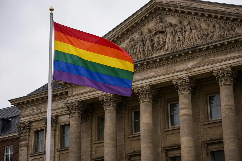 Podcast Praat mee met AD debatteert over regenboogvlag op parlementsgebouw