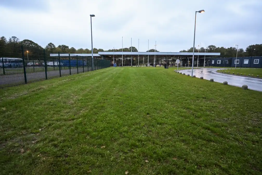 Geen asielzoekers op grasveld bij aanmeldcentrum Ter Apel zaterdagochtend