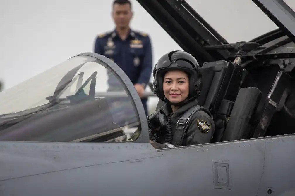Thaise koningin Suthida vliegt voor het eerst solo in een straaljager