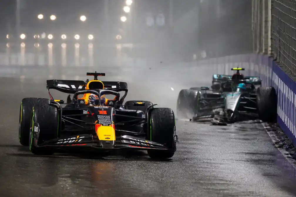 Verstappen wint sprintrace in Singapore na crash Russell en richt zich op de GP