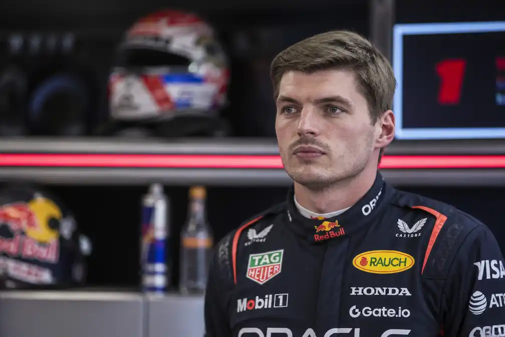 Verstappen wint sprint in Singapore en jaagt op tweede pole bij uitgestelde kwalificatie