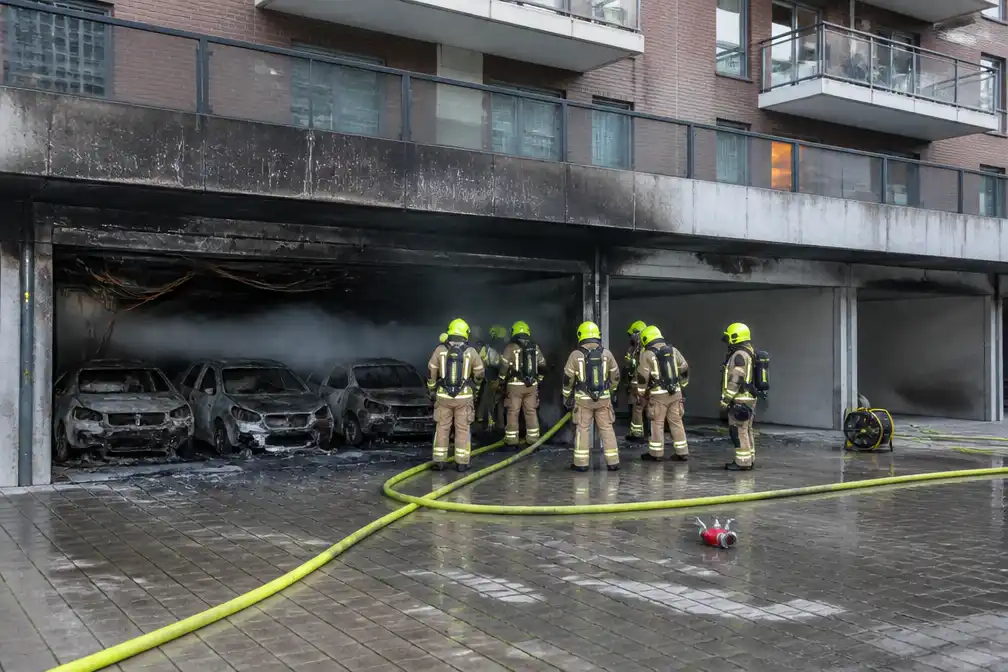 Vijf auto's verwoest bij brand in parkeergarage Rotterdam, tientallen ontruimd