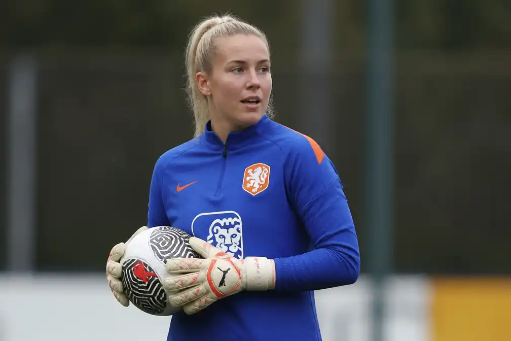 Keepster Femke Liefting sluit na ziekte weer aan bij Oranje