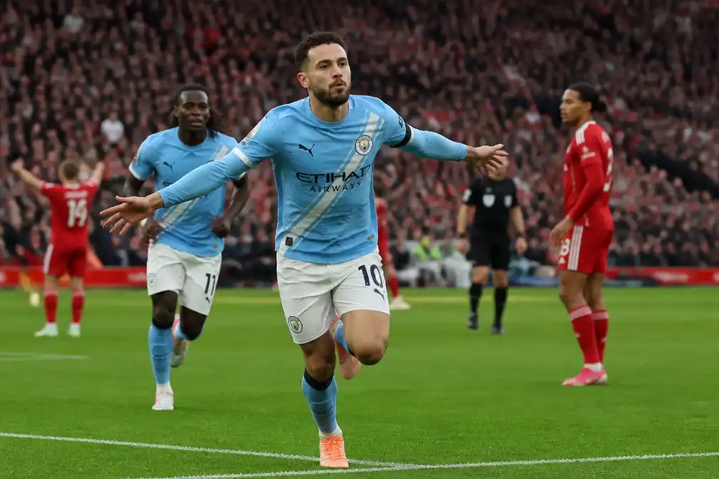 Manchester City wint met 3-0 bij Liverpool in eerste duel na schuldigverklaring