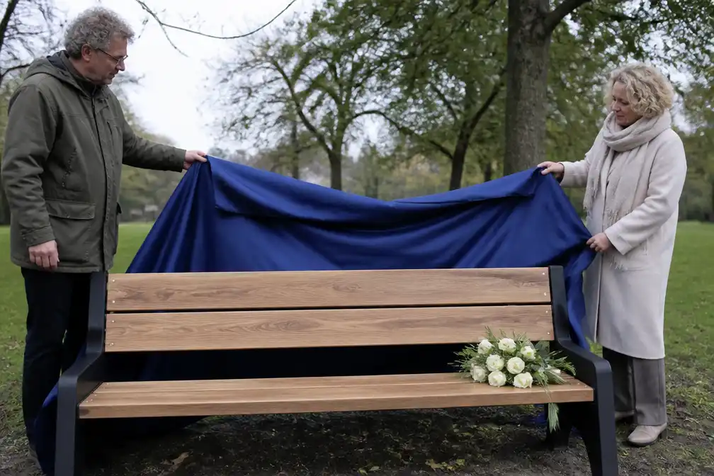 Bankje in Borne onthuld ter nagedachtenis aan Tycho (17) die in 2017 zelfmoord pleegde