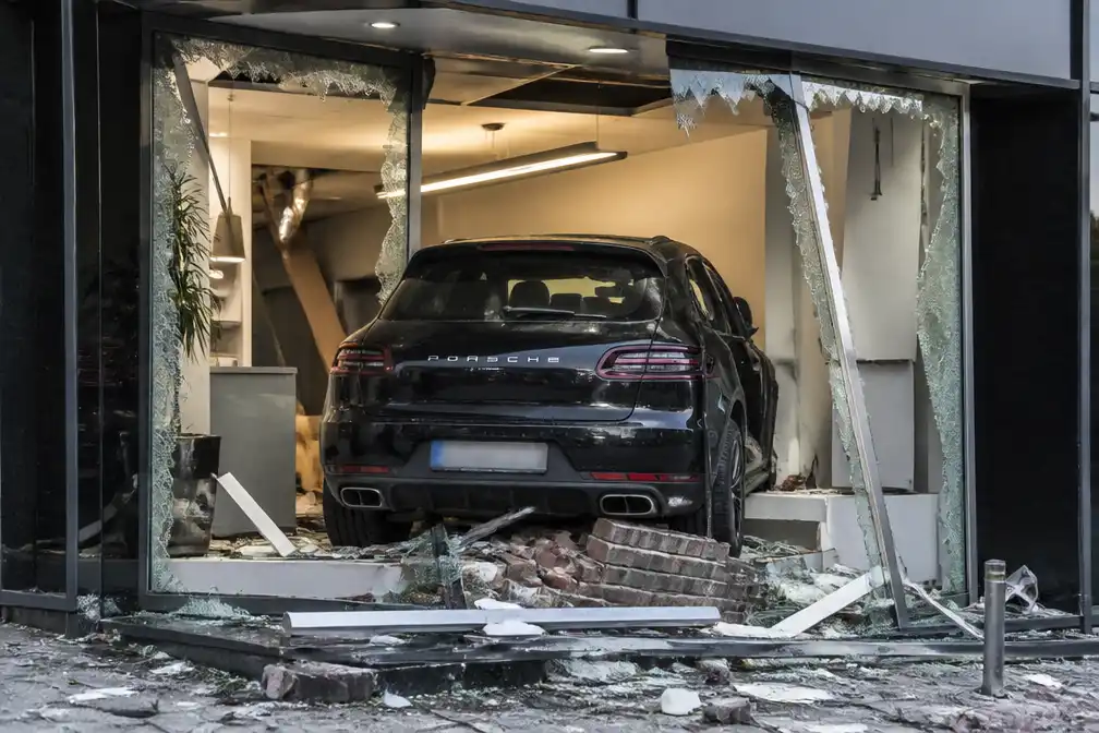 Man rijdt met Porsche dwars door tandartsenpraktijk in Stekene