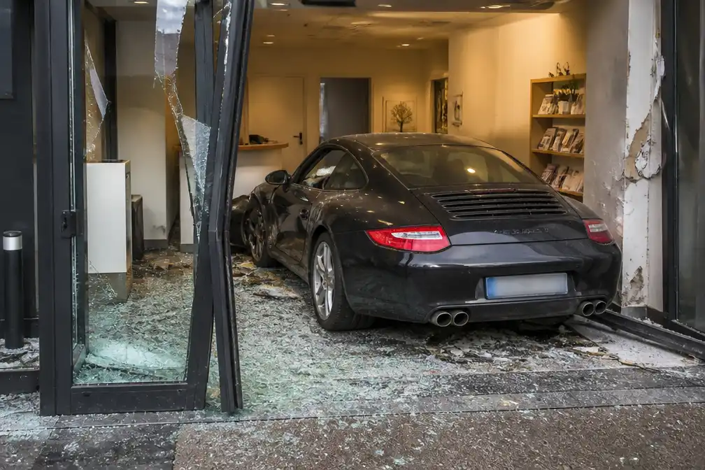 Ontslagen tandarts rijdt met Porsche twee keer in op praktijk in Stekene