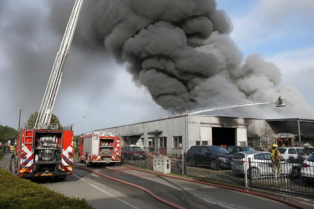 Grote brand in loods aan Aalsmeerderweg in Aalsmeer, rook tot ver in omgeving