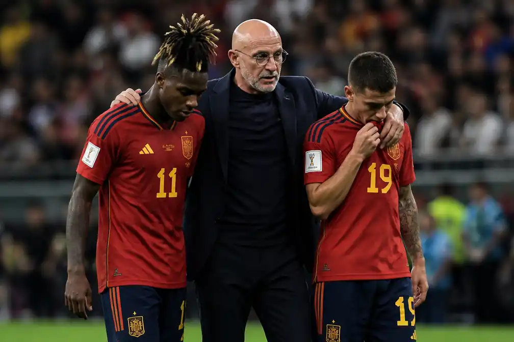Spanje verslaat Uruguay met 1-0 en wint groep, bondscoach baalt van blessures