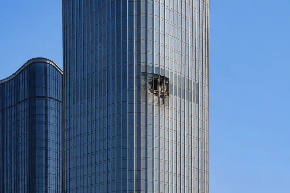 Piloot omgekomen en dertien gewonden bij crash klein vliegtuig tegen hoogste toren Peking