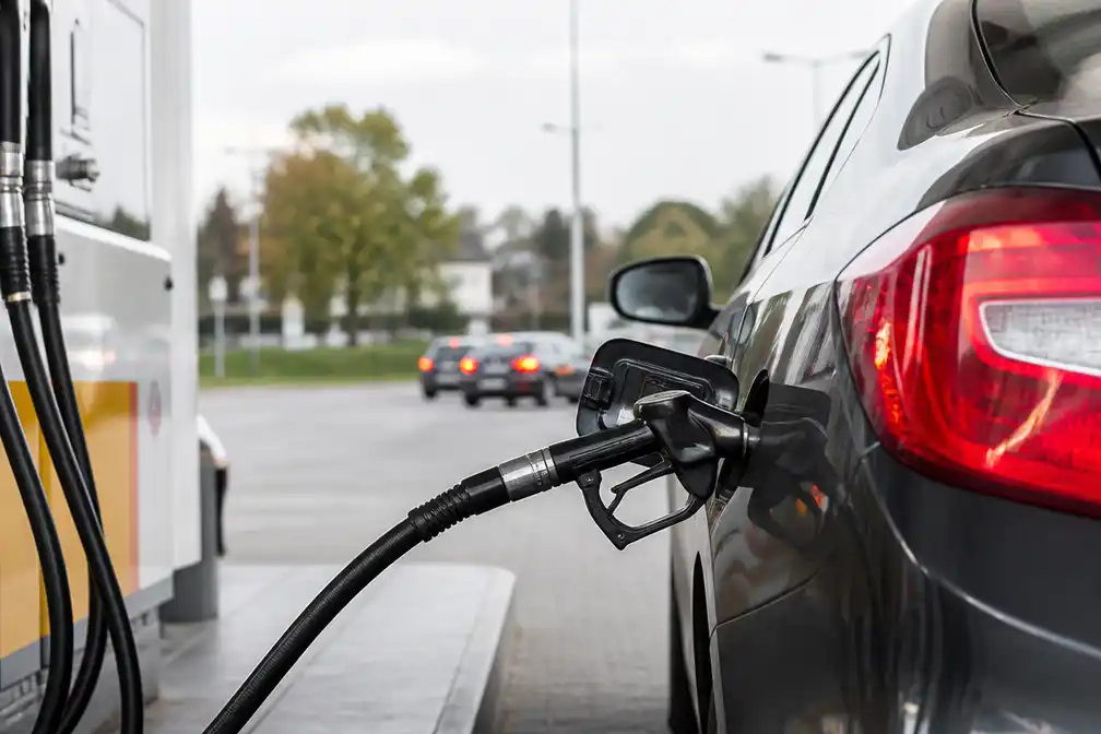 Brandstofprijzen dalen in Nederland en België, maar blijven hoog