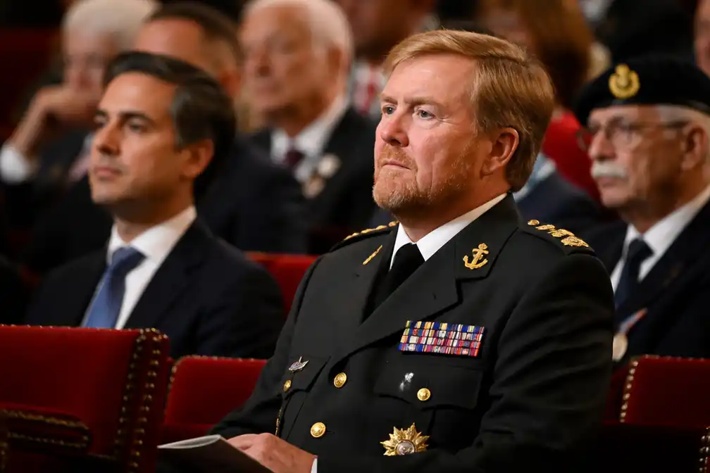 Koning Willem-Alexander woont ingekorte Veteranendag bij