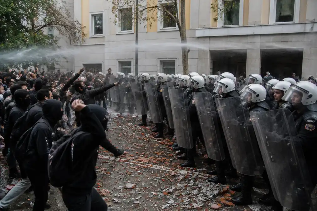 Rellen bij studentenprotest in Tirana: 40 arrestaties, 13 gewonden