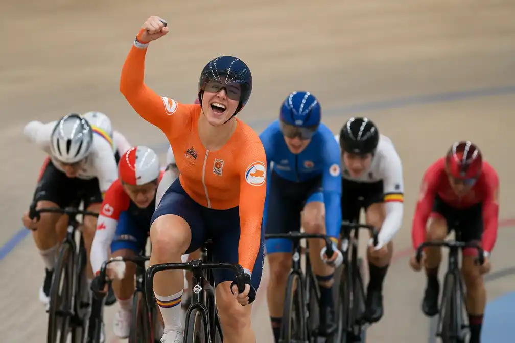 Lorena Wiebes pakt derde wereldtitel scratch op rij in Sjanghai