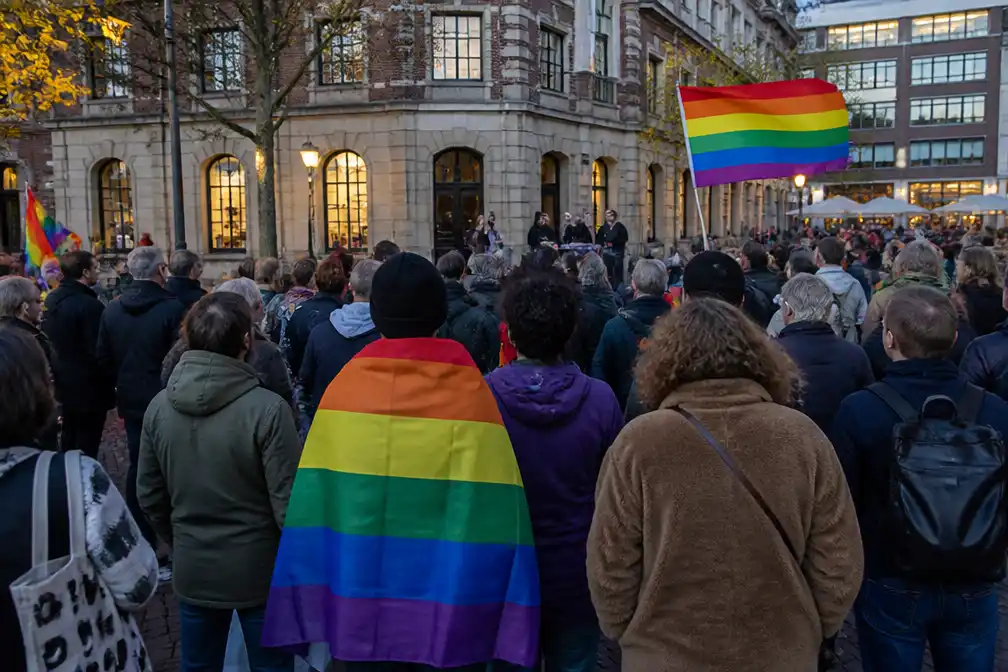 Zo'n 200 mensen bijeen in Arnhem na vernieling regenboogvlaggen