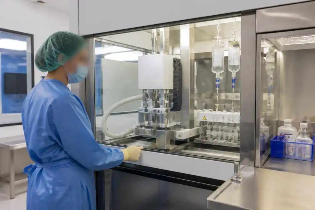 UZ Brussel zet als eerste in België robot in voor bereiding van chemokuren