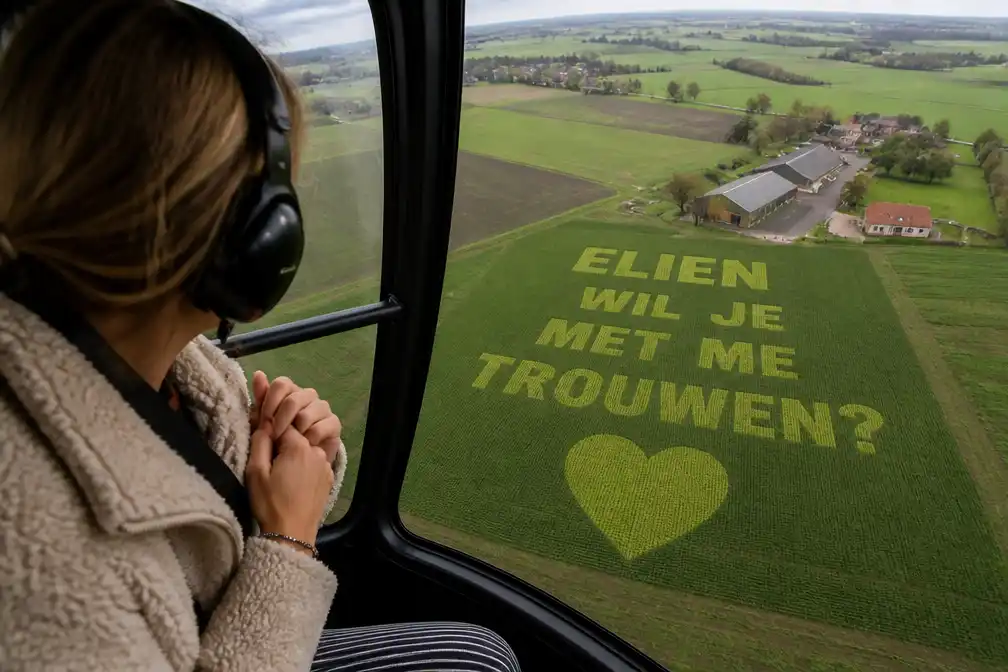 Michiel (36) vraagt Elien (35) ten huwelijk met reuzeboodschap in Ieperse velden