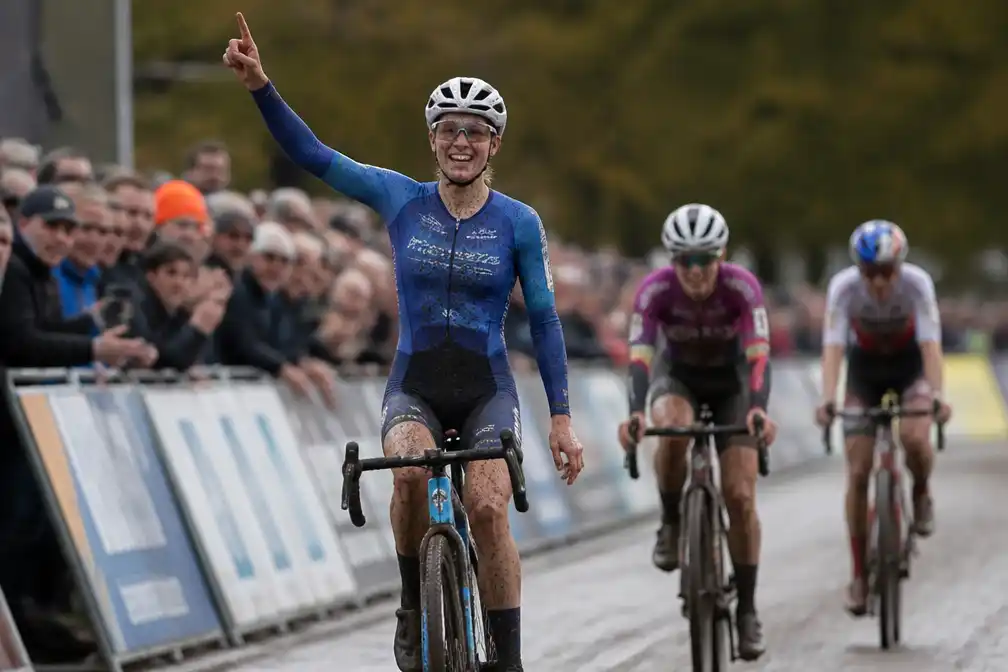 Lucinda Brand wint Kermiscross van Ardooie voor tweede zege op rij