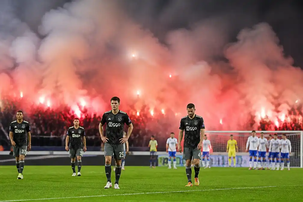 Ajax verliest met 2-1 bij Hajduk Split in door vuurwerk stilgelegd Conference League-duel