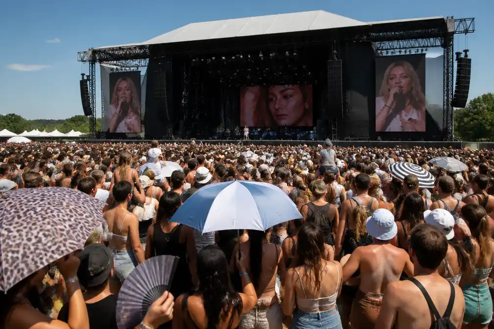 Bezoekers Werchter Boutique trotseren hittegolf bij start optreden Pommelien Thijs