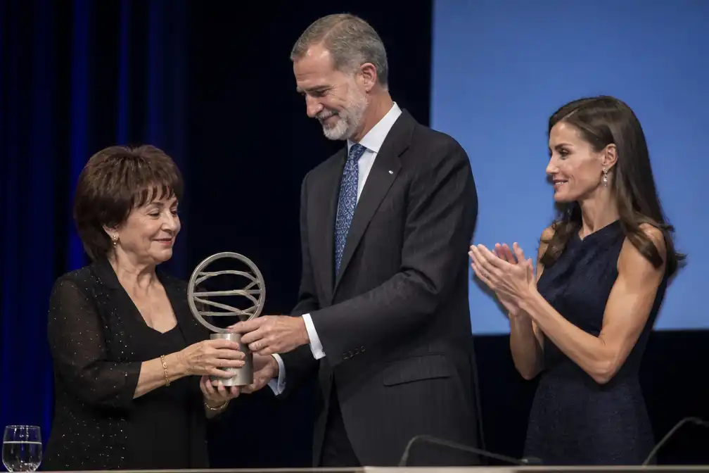 Koning Felipe en koningin Letizia reiken Planeta-literatuurprijs uit aan Isabel Allende