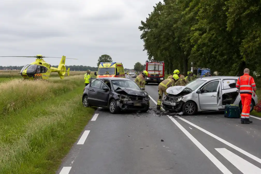 Vijf gewonden bij botsing twee auto's bij Terneuzen, één bekneld