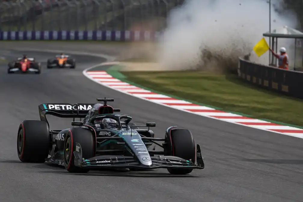 George Russell pakt pole in Oostenrijk na crash Verstappen met gele vlaggen