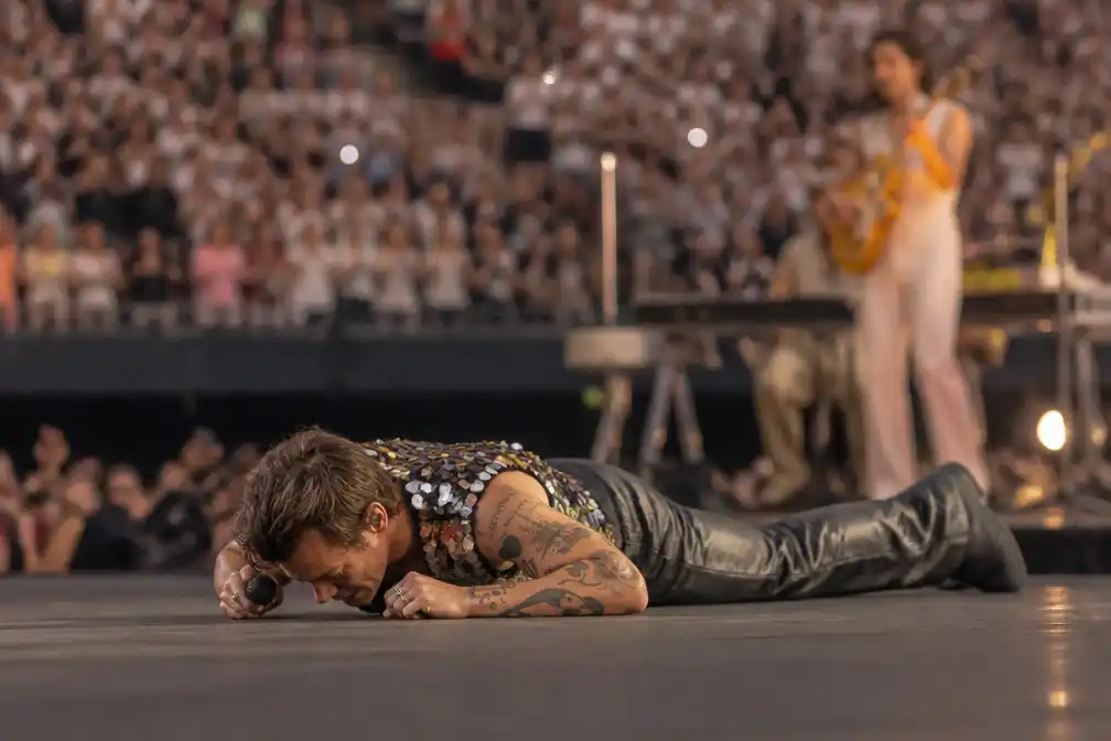 Harry Styles verslikt zich in water en valt op podium tijdens hittegolf