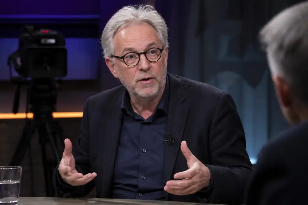 Bezuinigingen van ruim 100 miljoen euro treffen NPO, Draadstaal stopt