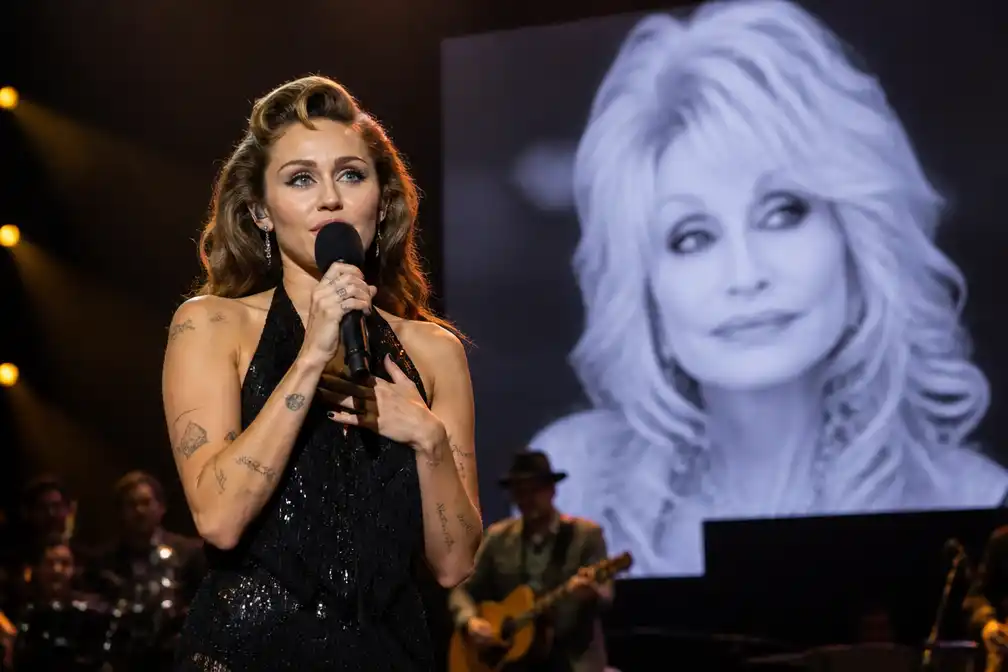 Miley Cyrus eert peettante Dolly Parton met Jolene in Hollywood Bowl