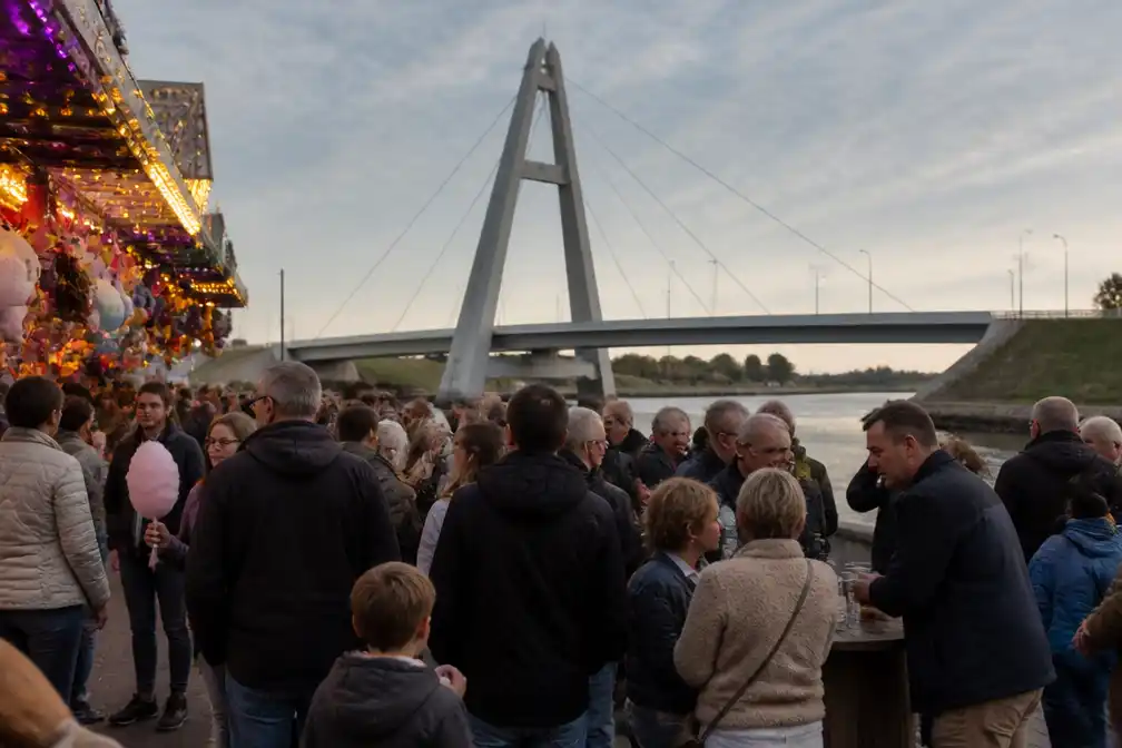 Evergem viert nieuwe Piramidebrug met feest voor 3.000 buurtbewoners