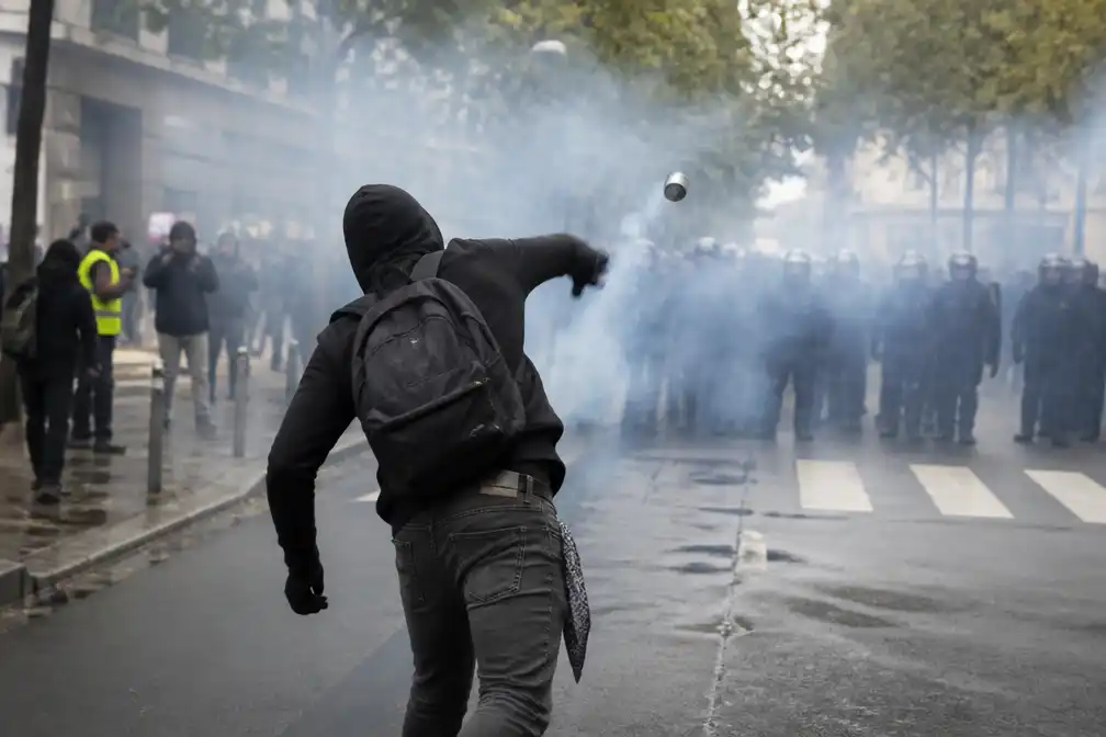 Demonstrant in Saint-Étienne verliest hand door politiegranaat