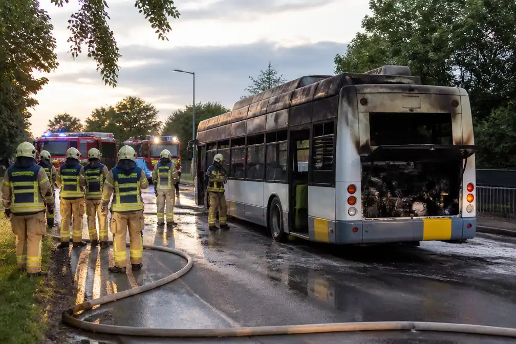 Bus van De Lijn vat vuur in Schelle, chauffeur evacueert alle inzittenden