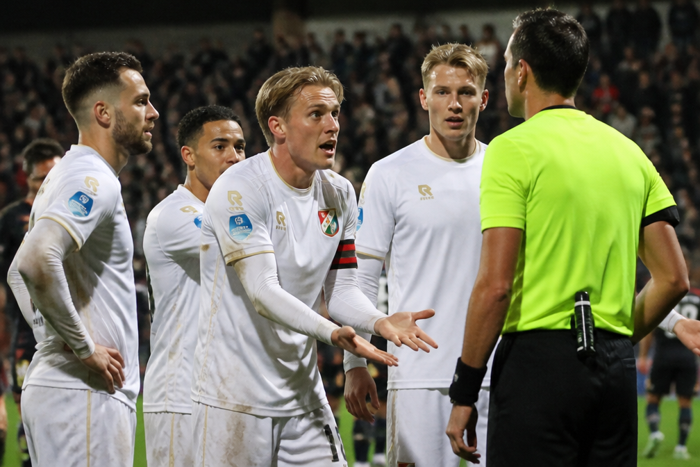 Telstar woedend over discutabele penalty bij 3-4 nederlaag tegen Feyenoord