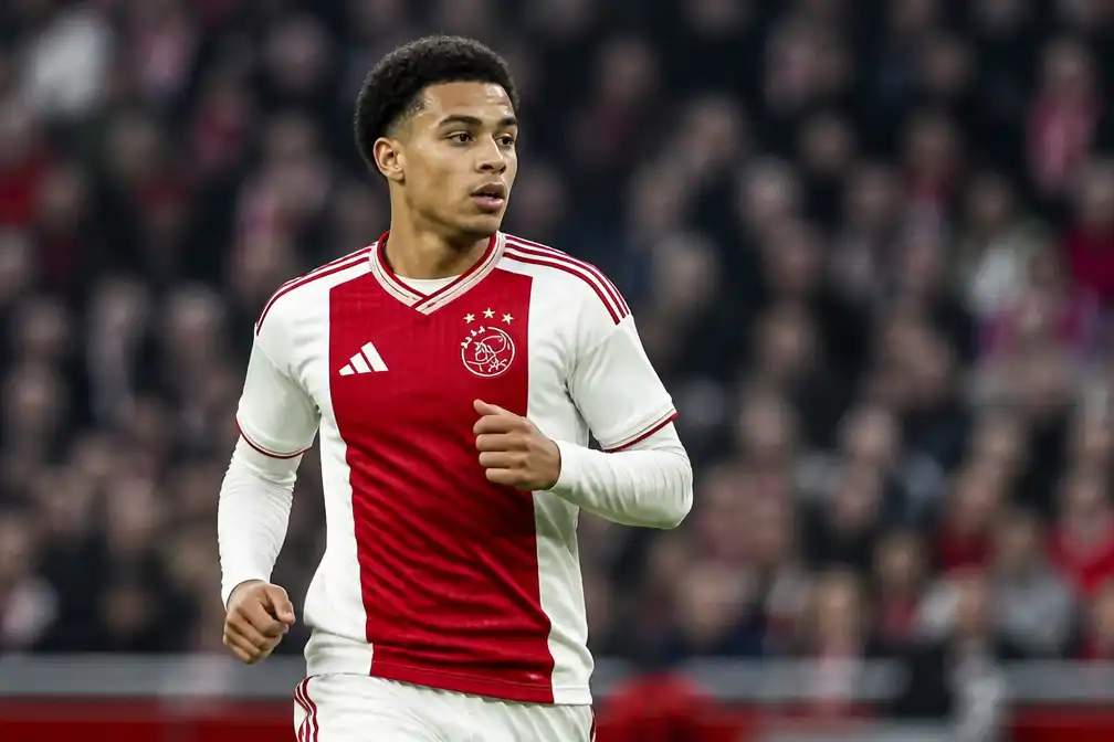 Ajax begint met Leonardo in de spits tegen FC Groningen