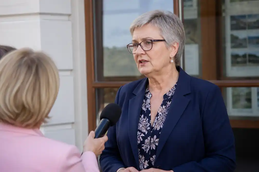 Australisch parlementslid Helen Haines aangereden bij haar kantoor, premier spreekt van aanval