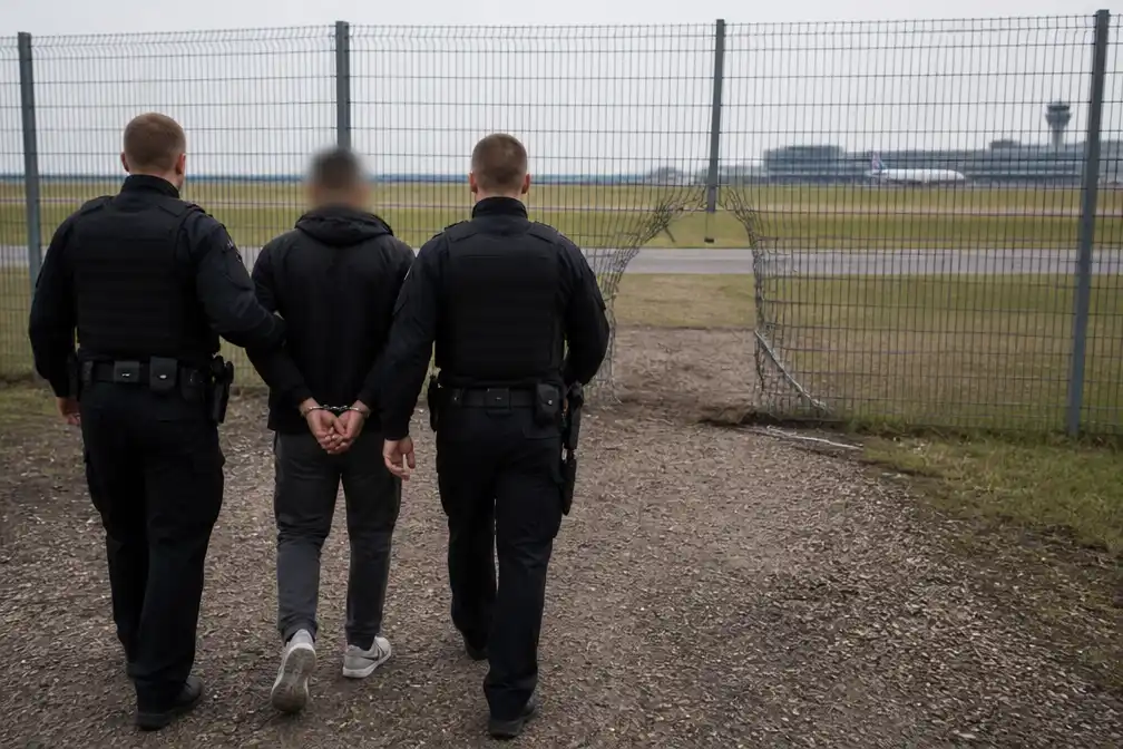 Twee aanhoudingen na gat in hek luchthaven Leipzig