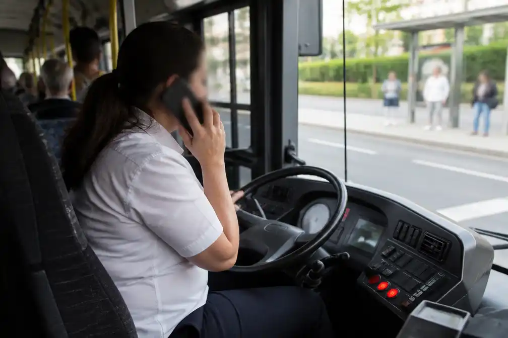 Buschauffeur beboet met gsm aan het oor: "Ik zocht de knop van de airco"