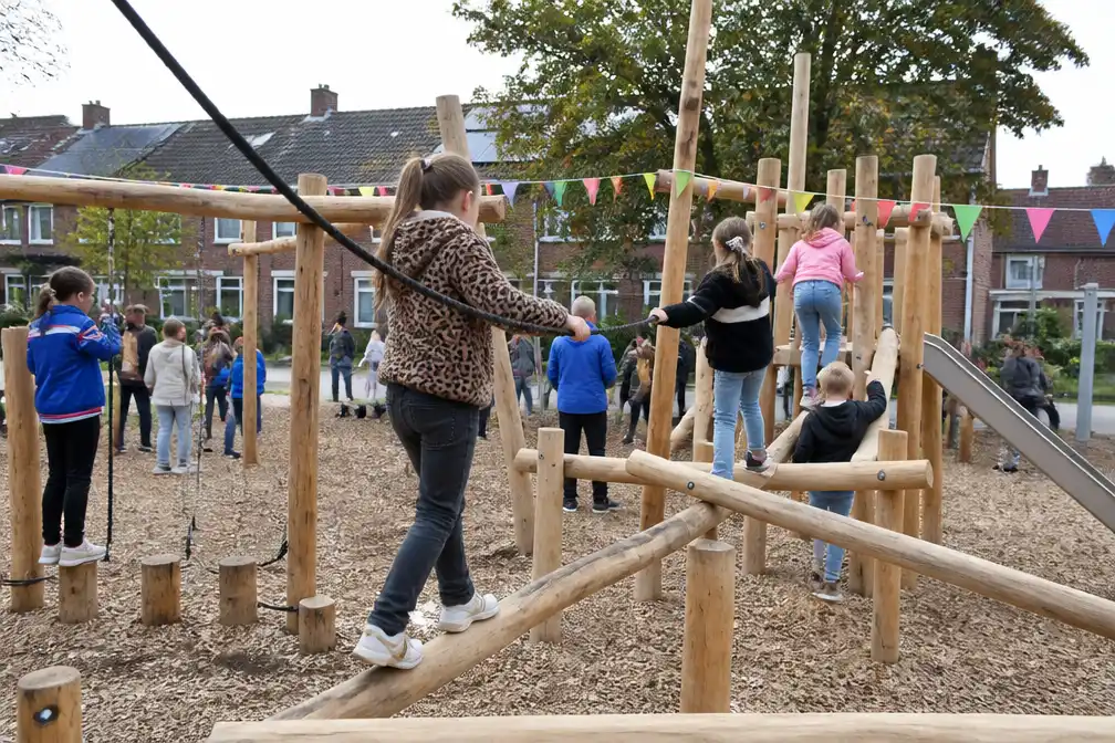 Vernieuwde speeltuin in Destelwijk in Sint-Niklaas heropend, kinderen hielpen mee aan ontwerp