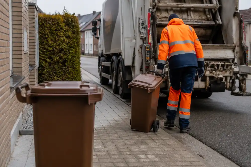 Bredene schakelt vanaf 1 januari 2027 over op bruine GFT-bakjes, wekelijkse ophaling kost 26 euro per jaar