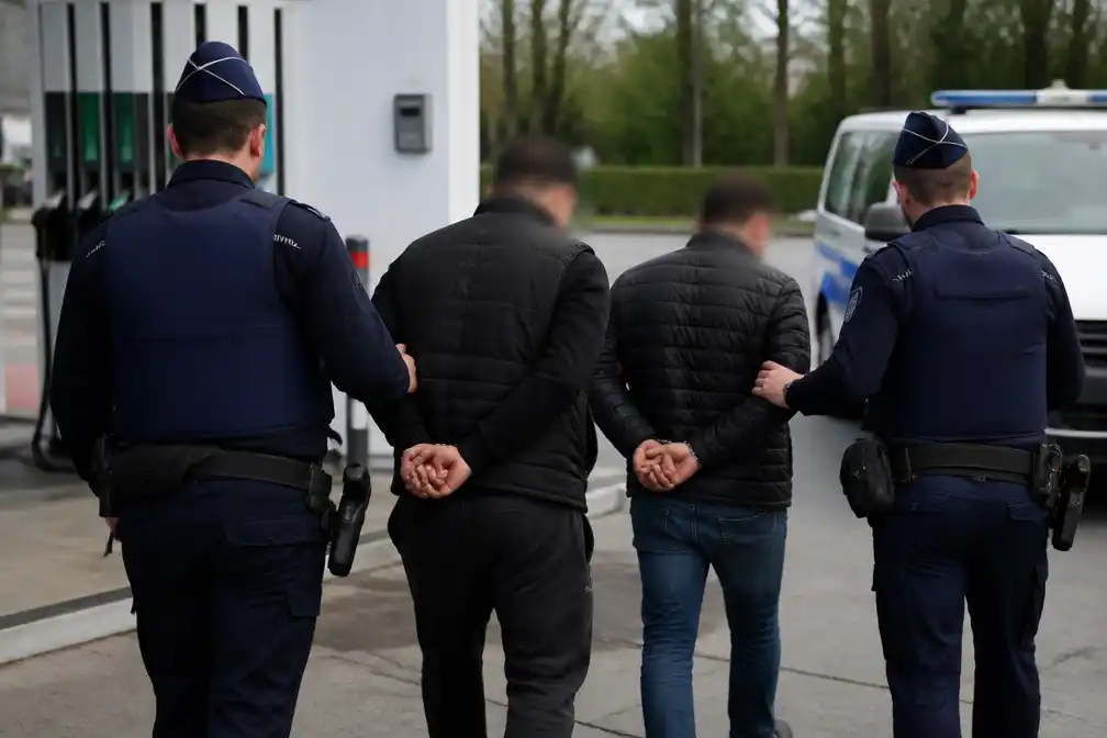 Twee verdachten aangehouden voor shimming aan tankstations in Schoten en Maldegem