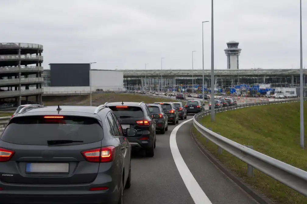 Alle parkings op Brussels Airport vol, file op toegangsweg