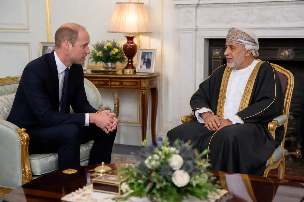Prins William begroet sultan van Oman; Charles en Camilla schenken thee bij staatsbanket