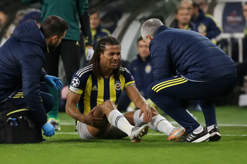 Nathan Aké raakt geblesseerd bij Fenerbahçe in duel met Slavia Praag