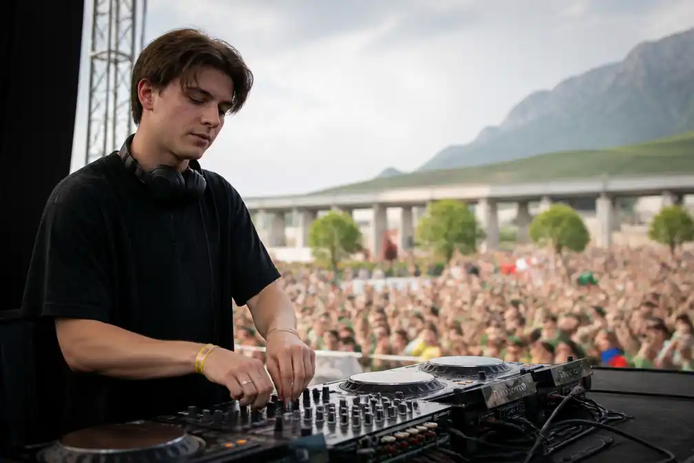 Yuki Kempees treedt op tijdens WK-fanfestival in Monterrey na Enrique Iglesias