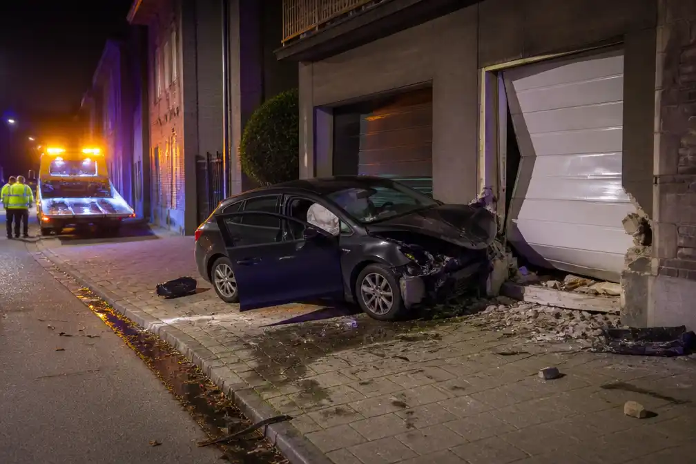 Bestuurder gewond nadat auto gevel en garagepoort ramt in Deurne